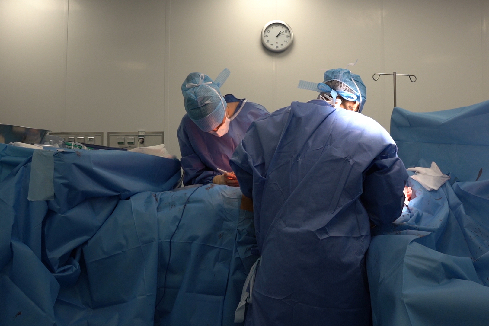 bloc opératoire, capture d'écran, film, 2024, ©ninagazaniolvérité