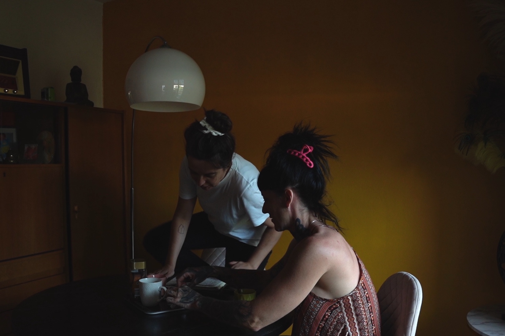 chez Julie, capture d'écran, film, 2024, ©ninagazaniolvérité