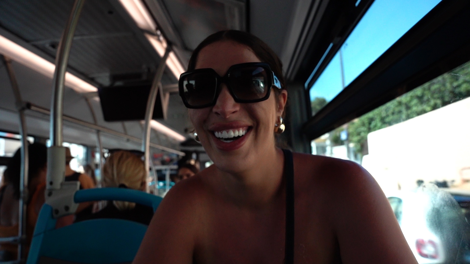 Mélissa dans le bus, capture d'écran, film, 2024, ©ninagazaniolvérité